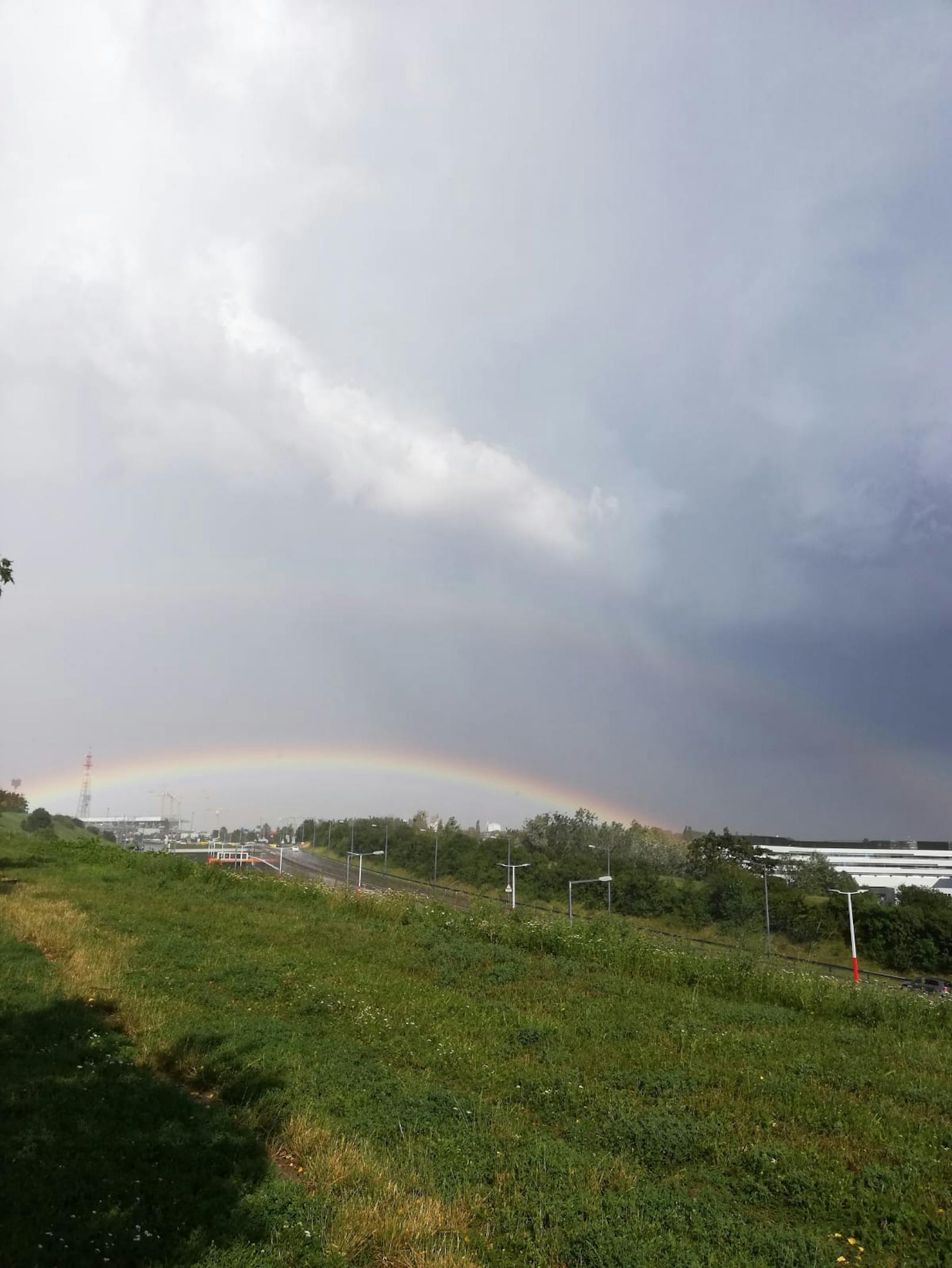 Nach dem heftigen Hagelunwetter zierte ein doppelter Regenbogen den Himmel über Wien.