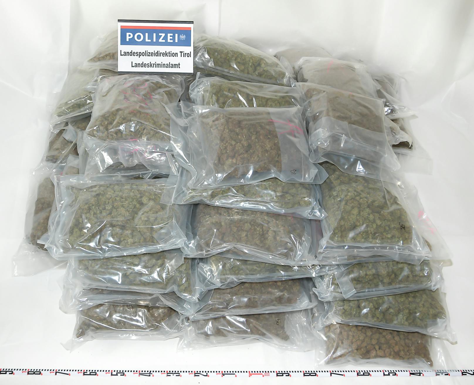Es wurden insgesamt 96 Pakete mit einem Gesamtgewicht von etwas mehr als 100 Kilogramm Marihuana ...