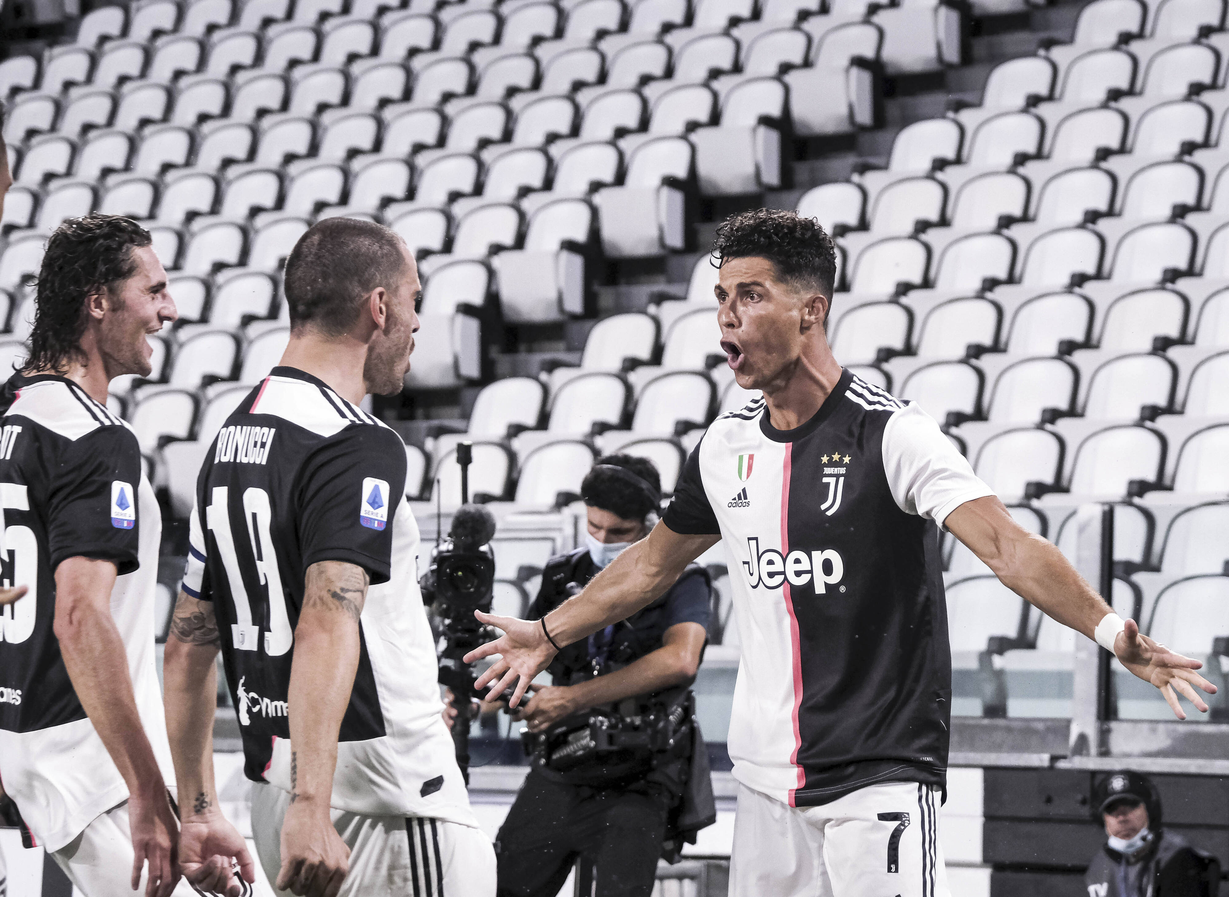 Cristiano Ronaldo jubelt mit seinen Juve-Kollegen.