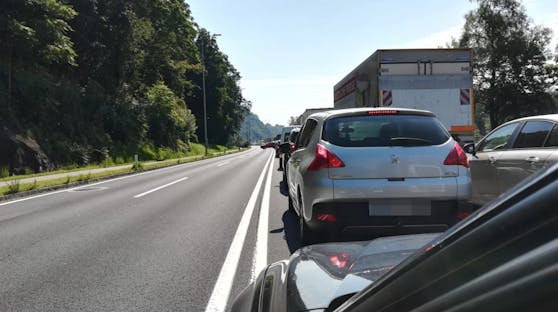 Zwischen Linz und Puchenau staute es am Dienstagvormittag wegen der Sprengungen zum Westring.