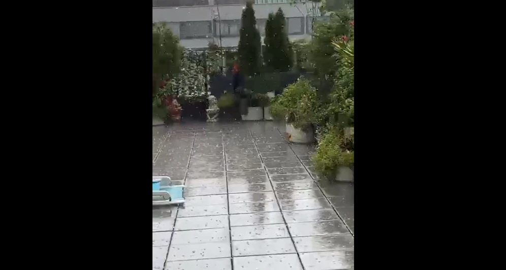 Auf den ersten Blick schaut es wie Schneeflocken aus: Heftige Hagel-Unwetter in Wien