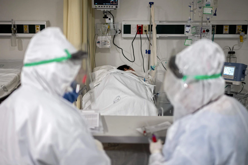 Bei mehr als 80 Prozent der CoV-Patienten seien sechs Monate nach ihrer Erkrankung noch biologisch aktive Antikörper nachgewiesen worden, die fähig seien, das Virus unschädlich zu machen.