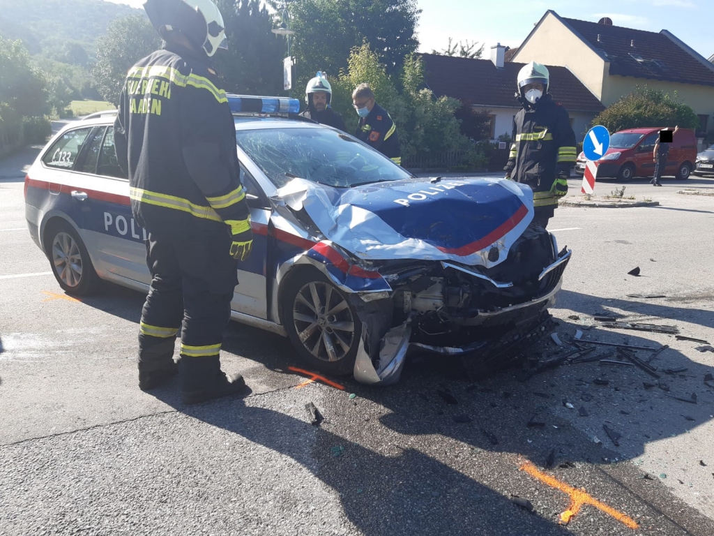 Vier Verletzte Bei Crash Zwischen Auto Und Polizeiwagen | Heute.at