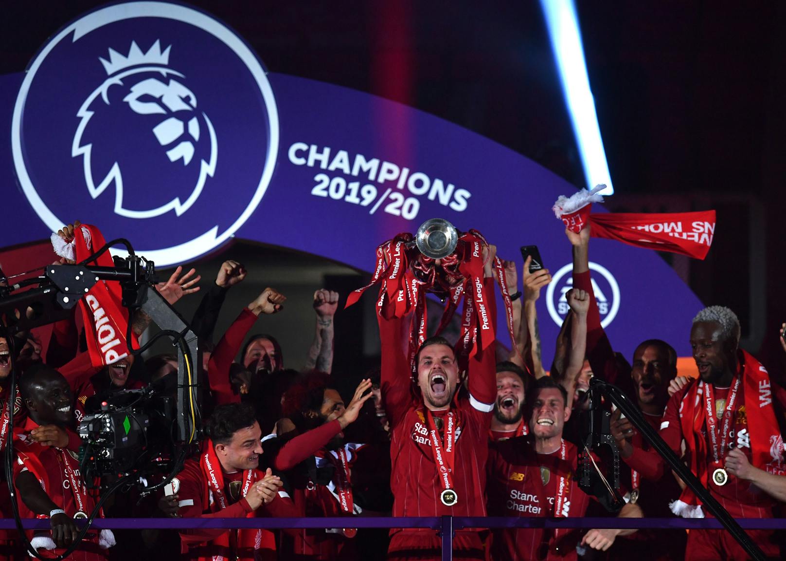 Die Liverpool-Spieler feiern den Meistertitel. 