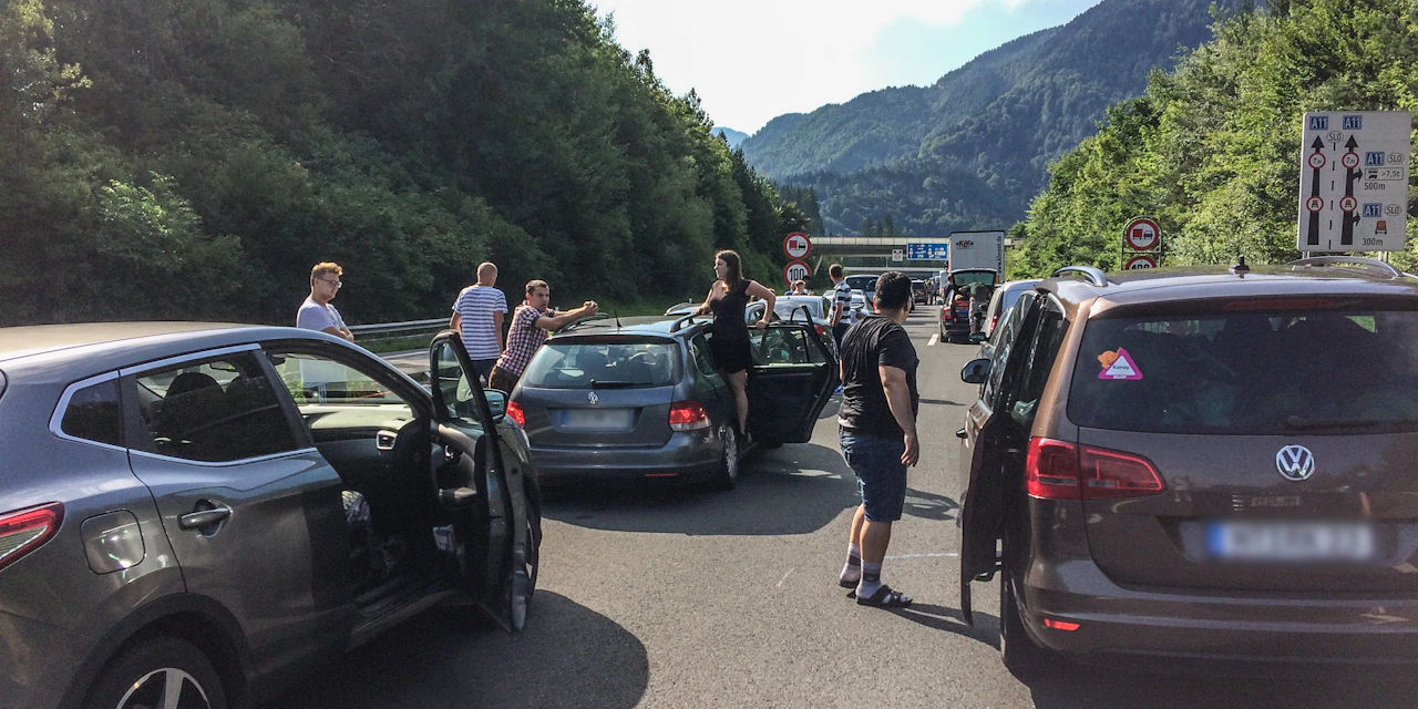 15 km Stau – hier brauchen Autofahrer starke Nerven - Vimarsana News