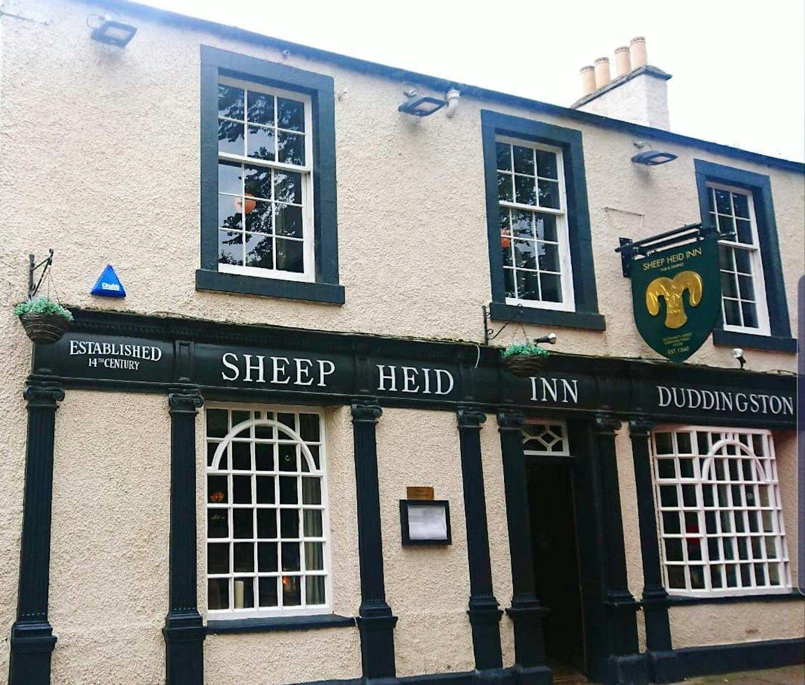 <strong>The Sheep Heid Inn, Edinburgh, Schottland: </strong>Das Lokal inmitten von Edinburgh füllt seit 1360 leere Mägen. Zur Spezialität des Hauses gehören Steak-Gerichte. Das Fleisch stammt von regionalen Farmen.