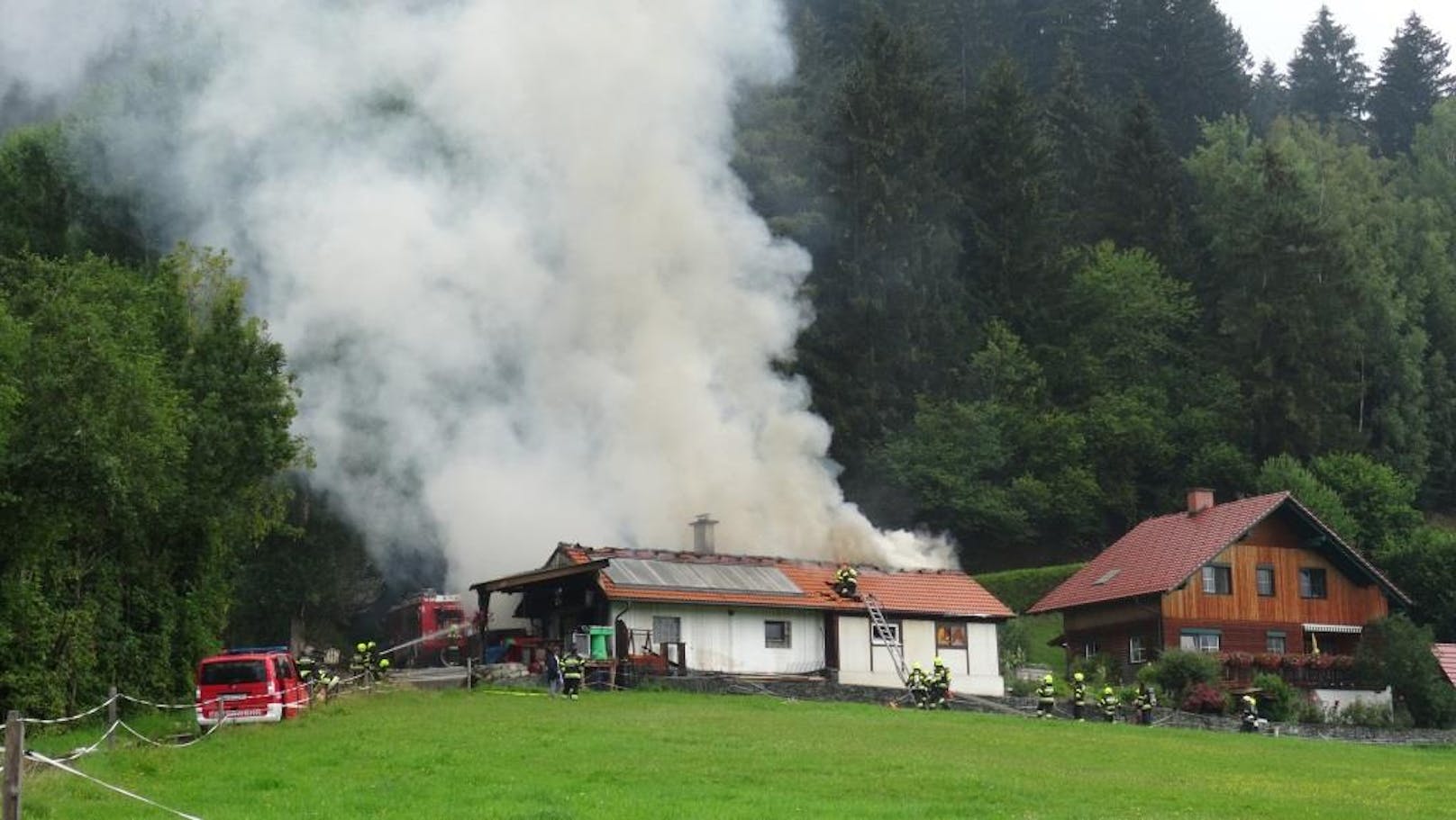 Benzindämpfe entzündeten sich - Gebäude in Flammen