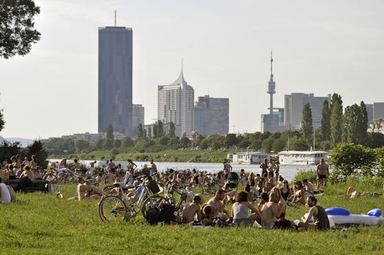Viele Badegäste nützen das hochsommerliche Wetter und stürmen trotz Corona die Neue Donau und die Donauinsel.