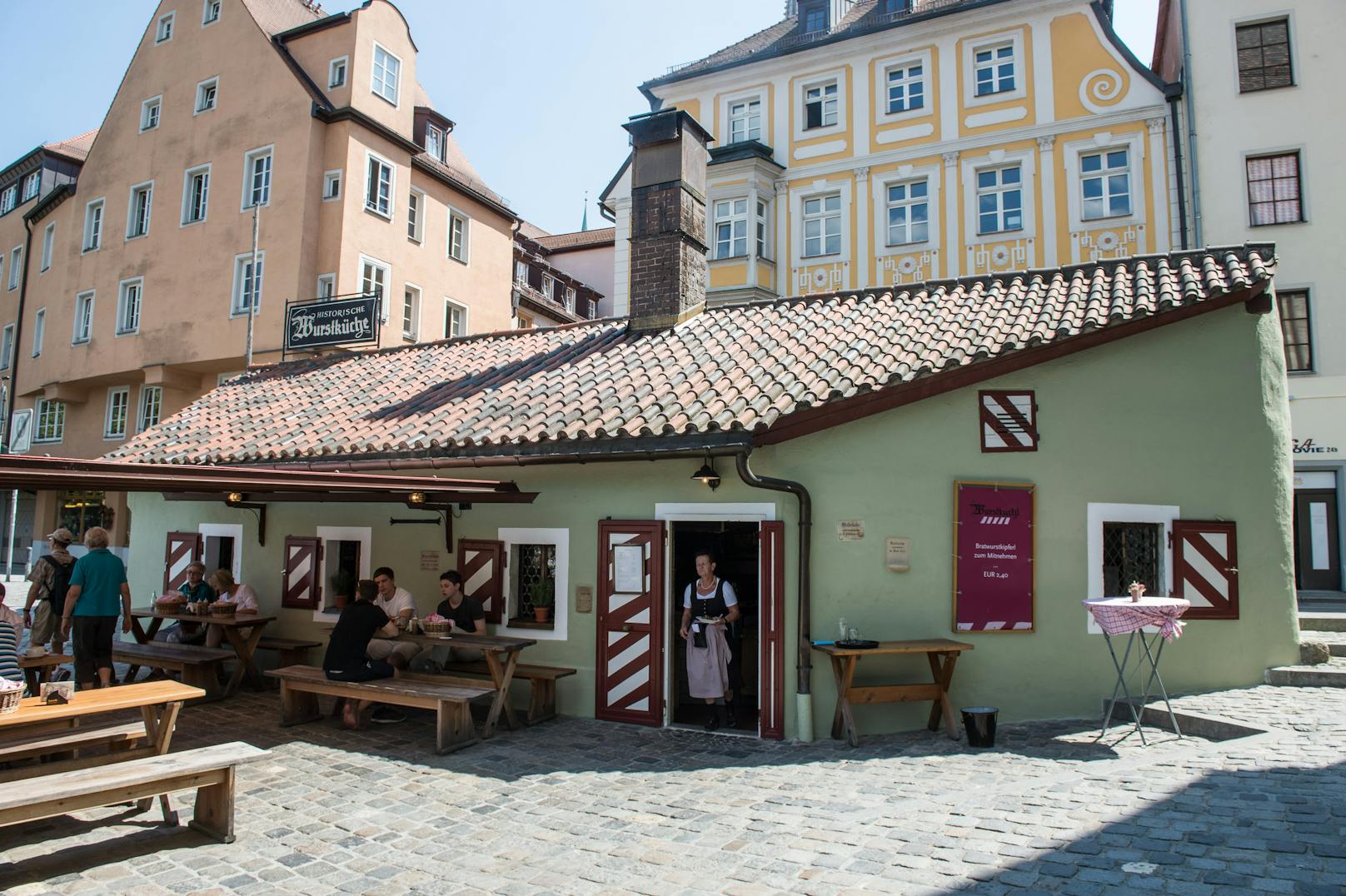<strong>Wurstkuchl, Regensburg, Deutschland</strong>: Die Wurstkuchl im bayrischen Regensburg ist die älteste Bratwurststube der Welt. Seit 1146 steht das Restaurant an seinem Platz. Einst speisten im Wurstkuchl Steinmetze und Hafenarbeiter, heute sind die Holzkohle-Grillwürste weltberühmt.