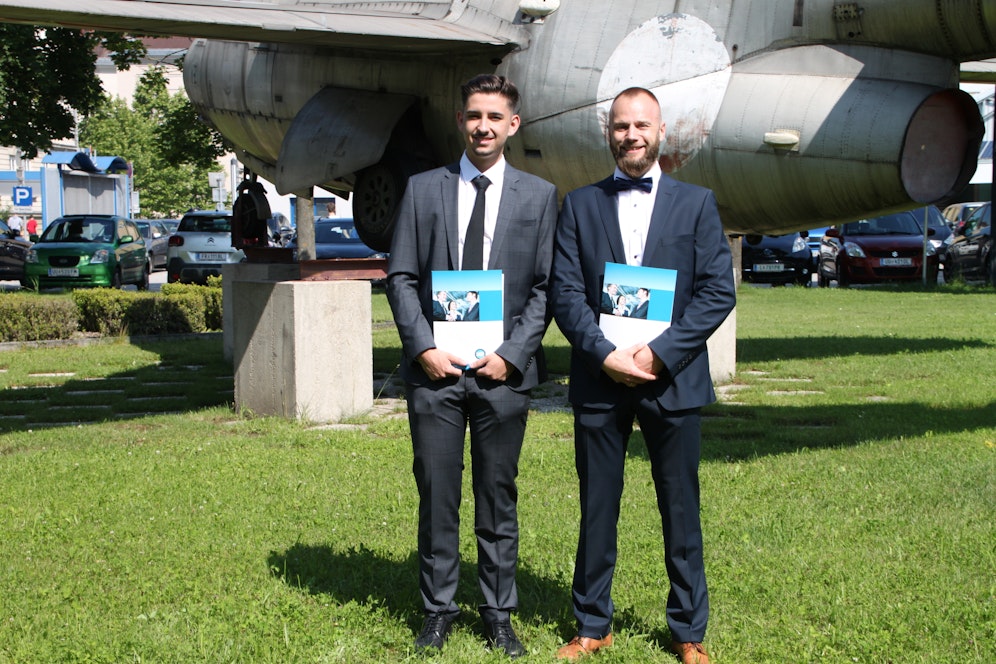 Es ist geschafft! Marcel (19) und Josef Weiß (39) mit ihrem Maturazeugnis bei der Abschlussfeier.