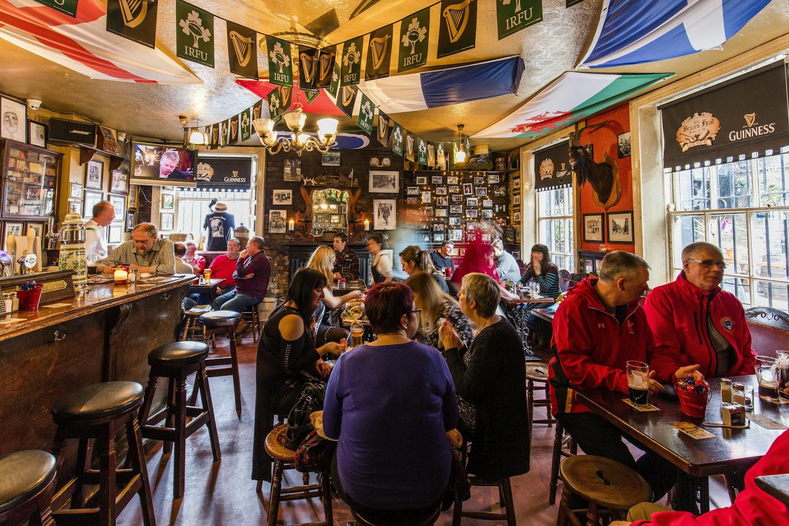 <strong>The Brazen Head, Dublin, Irland: </strong>In dem Pub werden seit 1198 Gäste bewirtschaftet. Auf den Tisch kommt dabei "Bangers and Mash", Würstchen mit Kartoffelpüree, ein traditionelles irisches Gericht.<br>