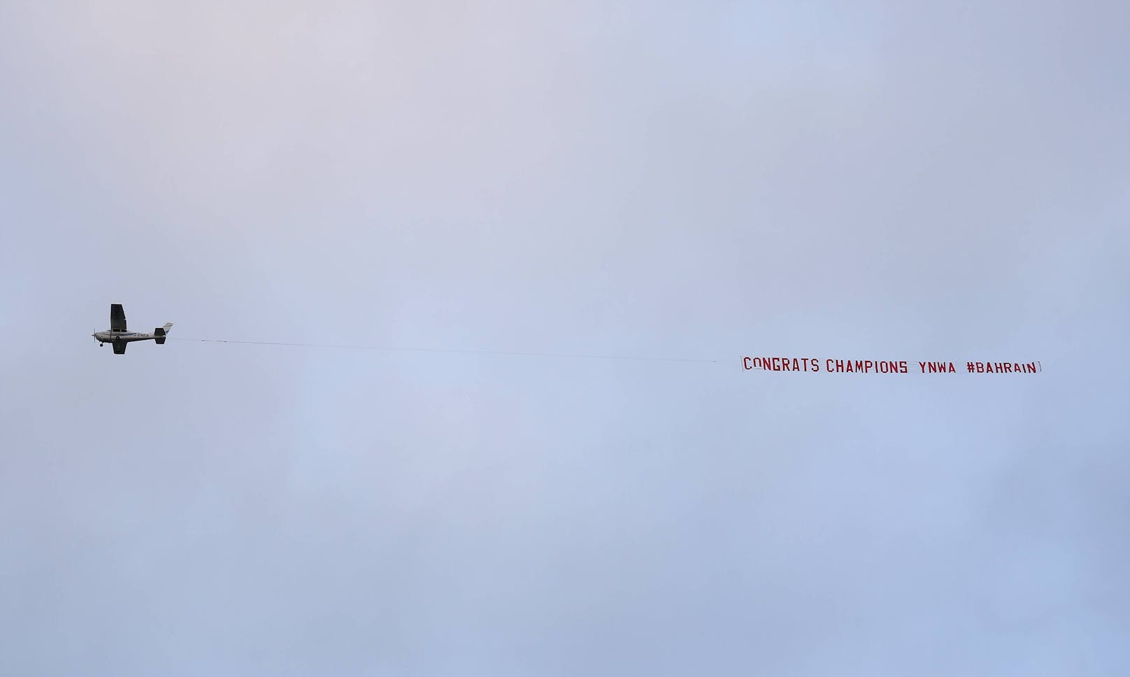 Schon wieder ist ein Flugzeug samt Banner über ein Premier-League-Stadion geflogen. 