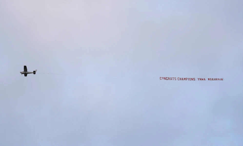 Schon wieder ist ein Flugzeug samt Banner über ein Premier-League-Stadion geflogen. 