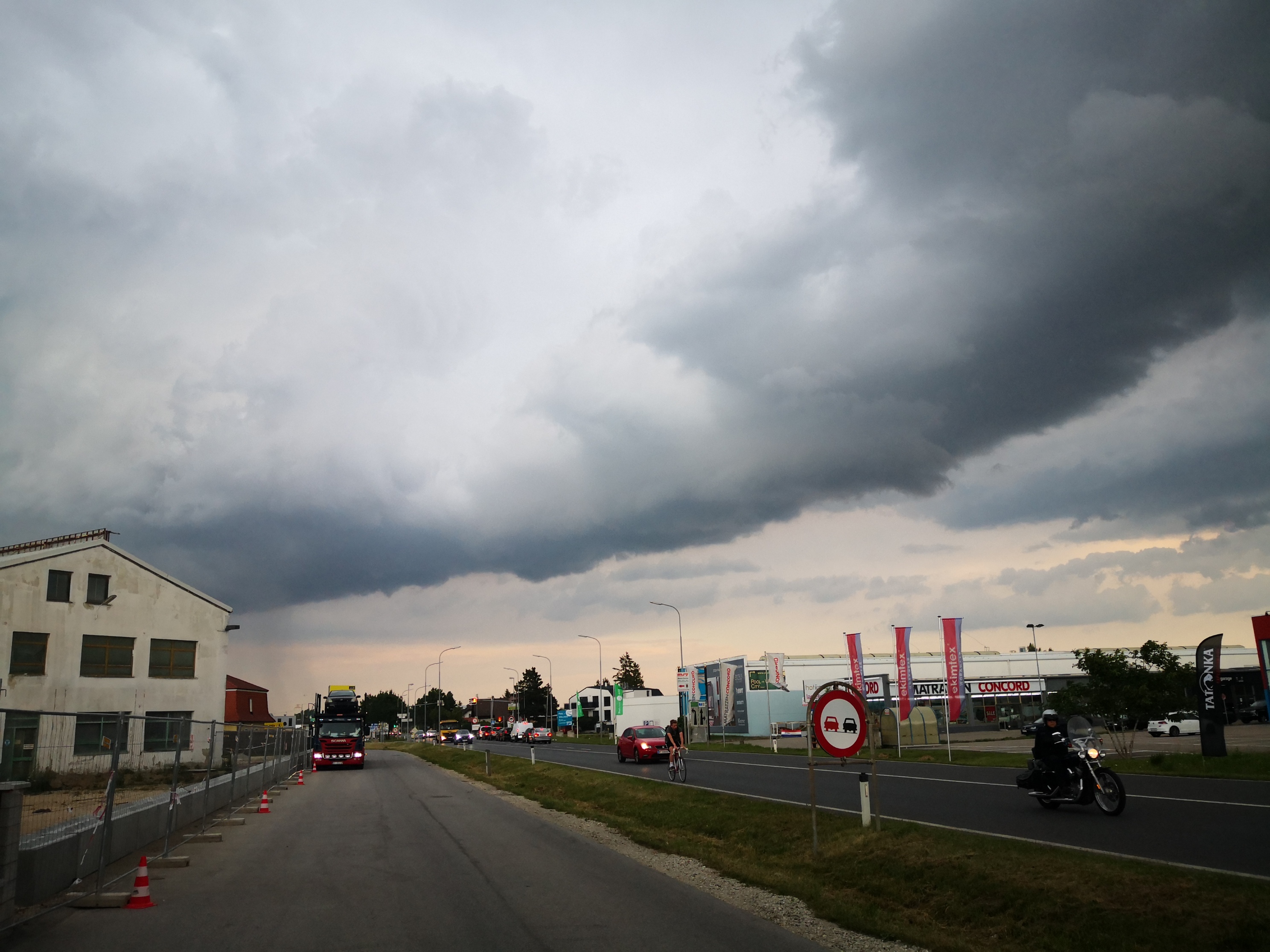 Eine Gewitterfront zieht über Gerasdorf nördlich von Wien (21. Juli 2020)