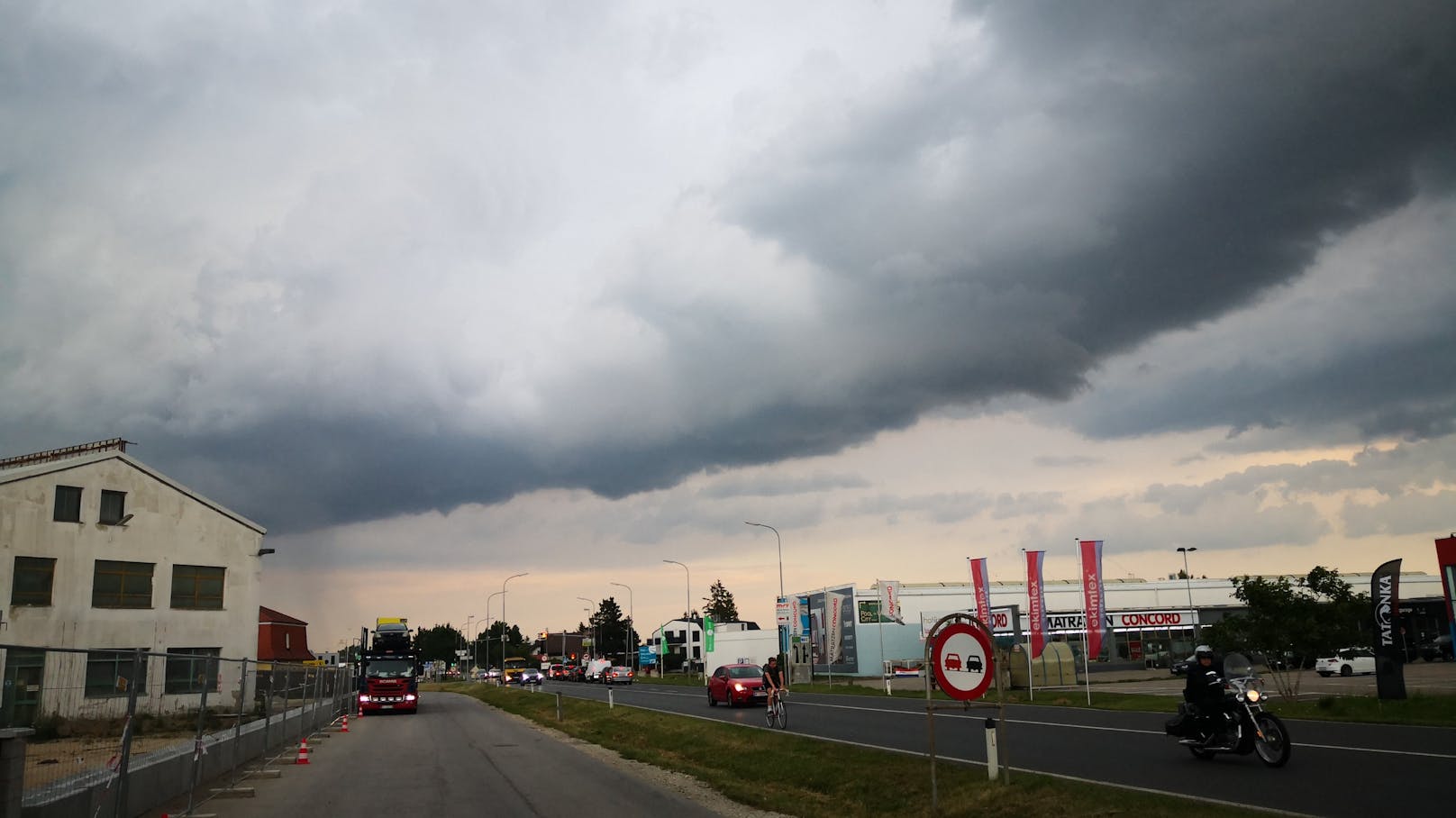 Eine Gewitterfront zieht über Gerasdorf nördlich von Wien (21. Juli 2020)