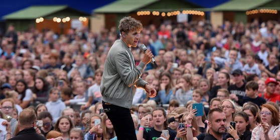 Tim Bendzko (hier bei einem Konzert 2018) wird vor 4.000 Menschen auftreten.
