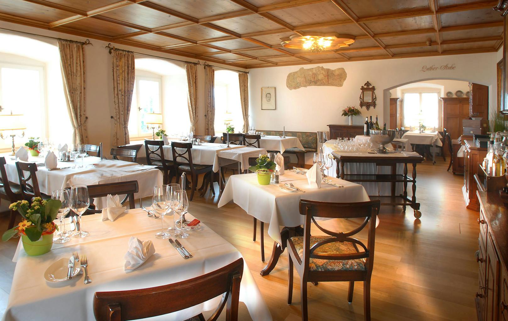 <strong>Hotel-Gasthof Löwen, Vaduz, Liechtenstein: </strong>Der Gasthof besteht seit mehr als 600 Jahren und wurde 1380 gegründet. Serviert wird unter anderem Kalbsgeschnetzeltes nach Züricher Art mit Rösti und Gemüse.