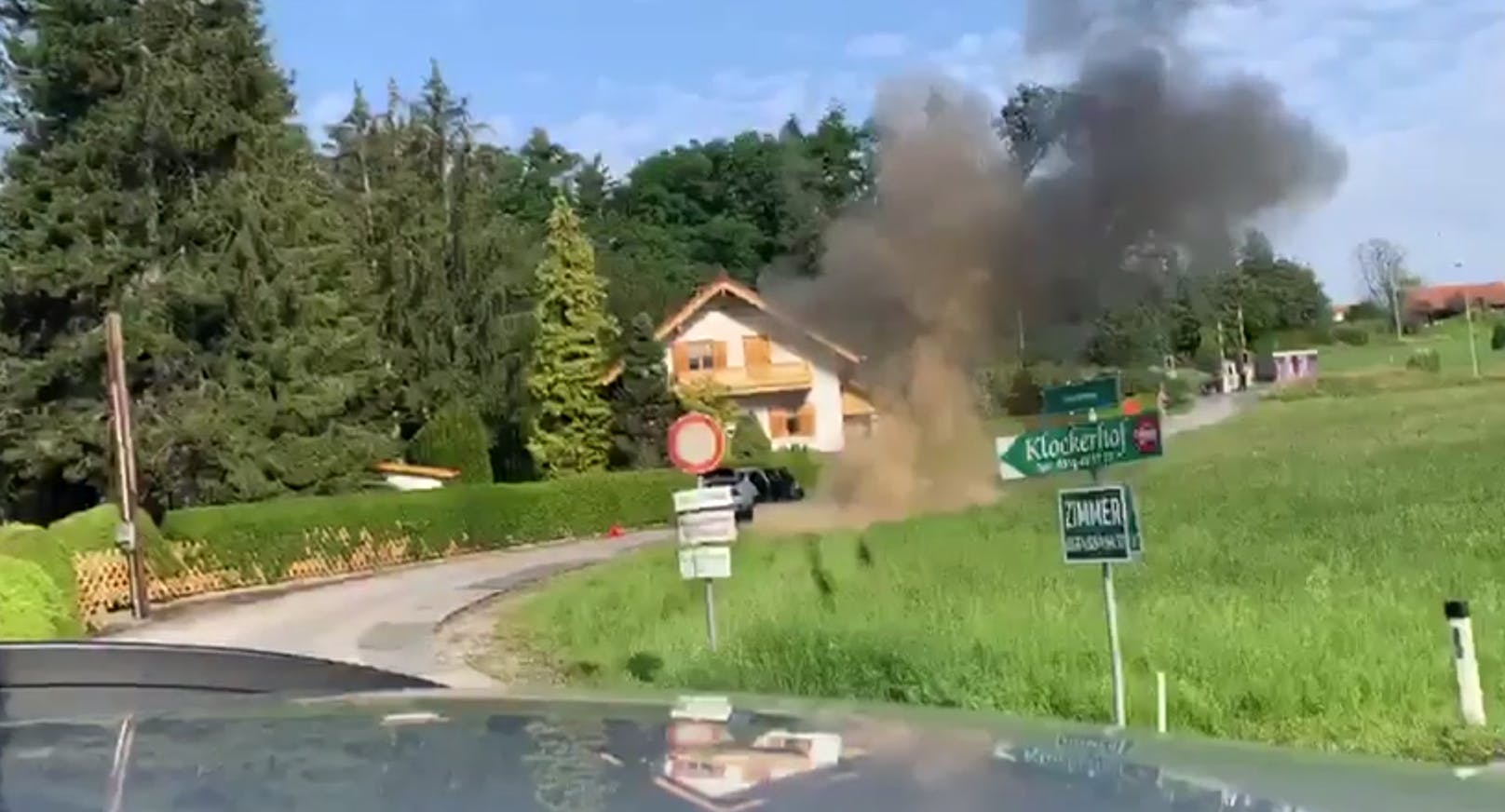 Ein Video (unten) zeigt die Sprengstoffsprengung.