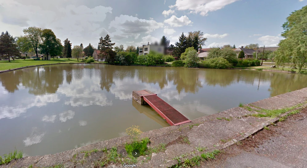 Blick auf den zentralen See in der Gemeinde Lhota u Příbramě (CZ). Symbolbild