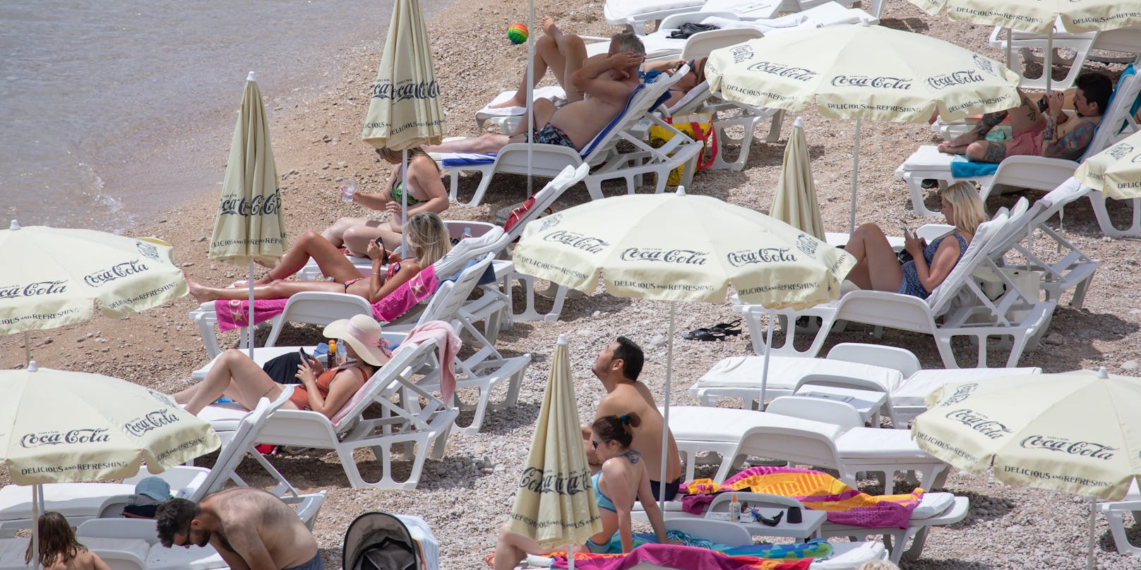 Touristen beim Sonnenbaden in Kroatien.
