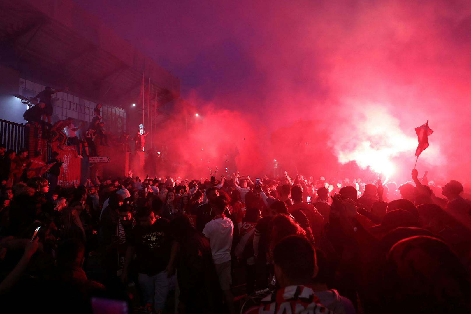 Liverpool-Fans feiern vor dem Stadion. 