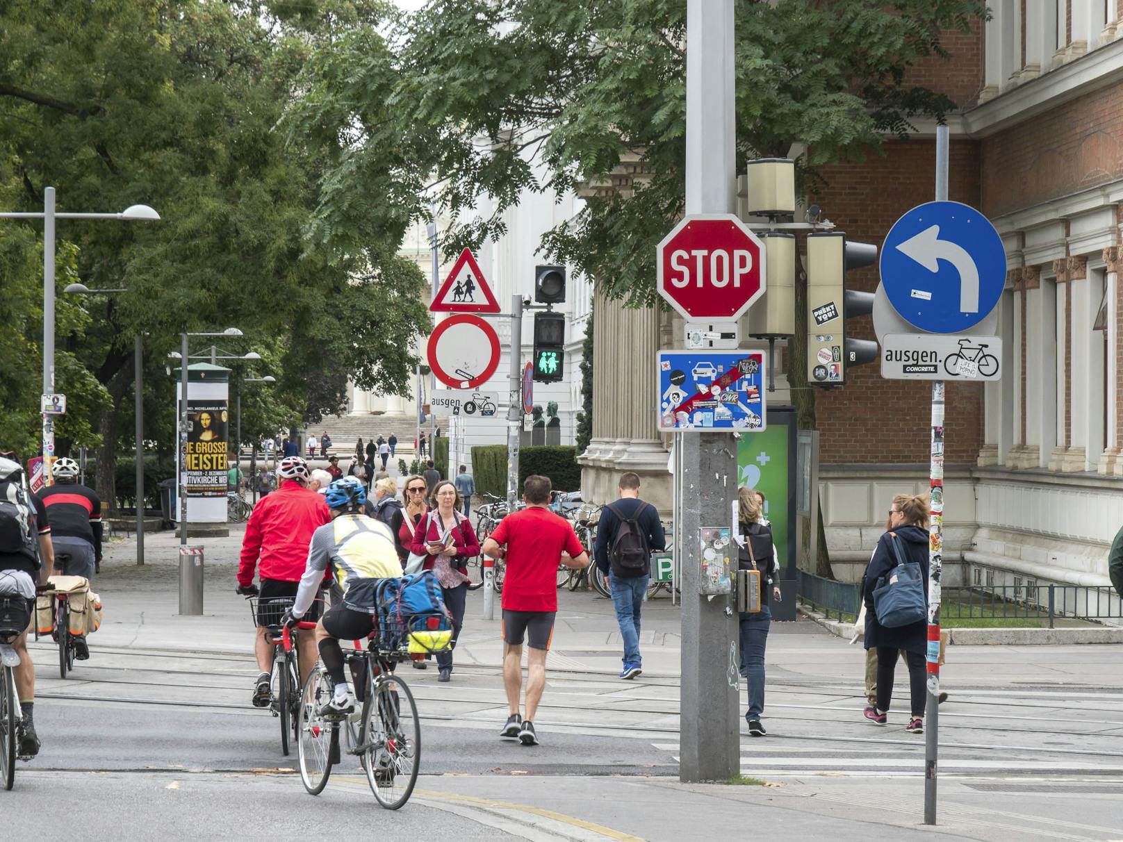 Viele Schilder und eine Ampel. Dass die nur für Fußgänger gilt und sich Radfahrer an die Stop-Tafel halten müssen, ist für viele nicht ersichtlich.