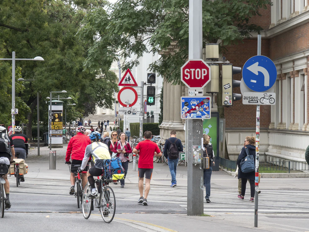 Viele Schilder und eine Ampel. Dass die nur für Fußgänger gilt und sich Radfahrer an die Stop-Tafel halten müssen, ist für viele nicht ersichtlich.