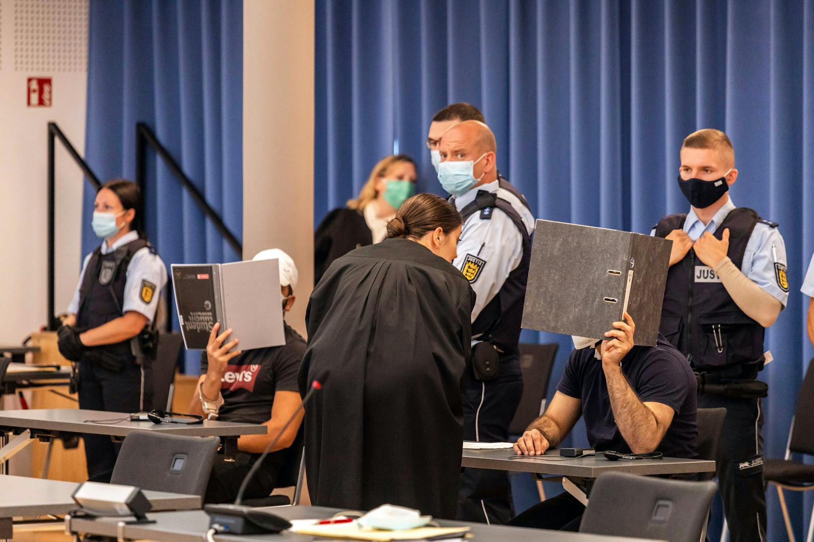 Die Angeklagten der Gruppenvergewaltigung im Freiburger Landgericht (23. Juli 2020)