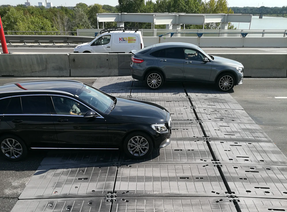 Tagsüber fließt der Verkehr auf der Praterbrücke über eine Baustellenabdeckung.