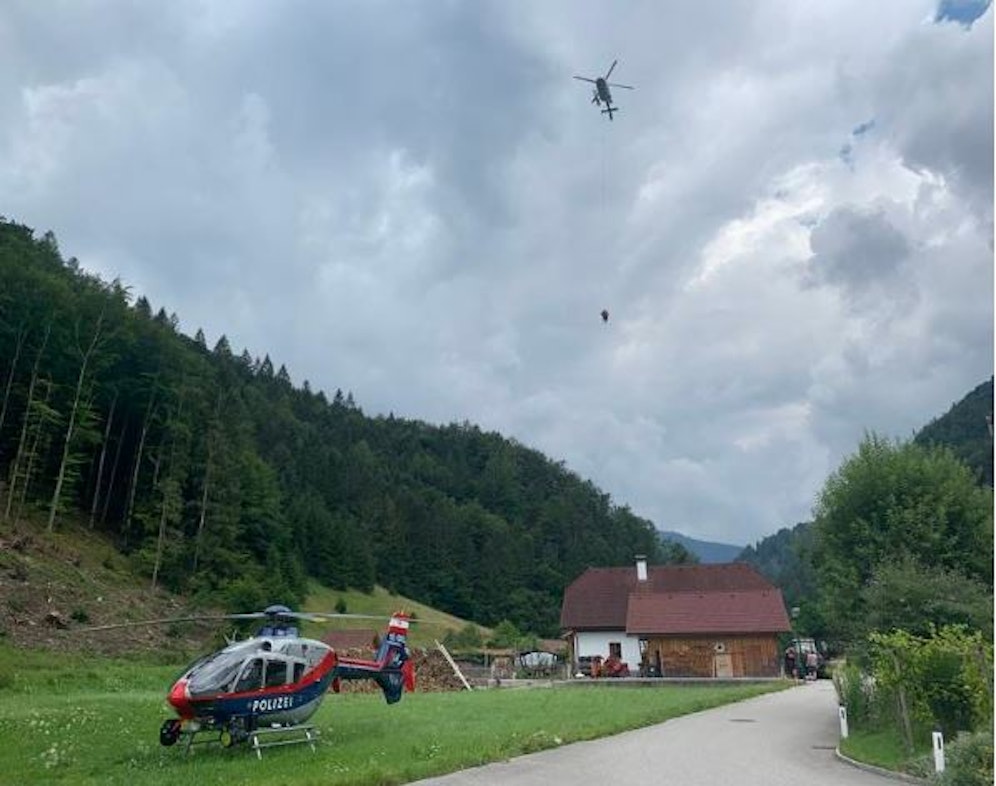 Der 53-Jährige wurde vom Polizeihubschrauber mittels Taubergung ins Spital geflogen. 