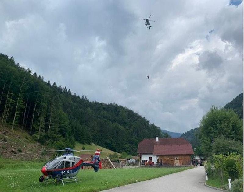 Der 53-Jährige wurde vom Polizeihubschrauber mittels Taubergung ins Spital geflogen. 