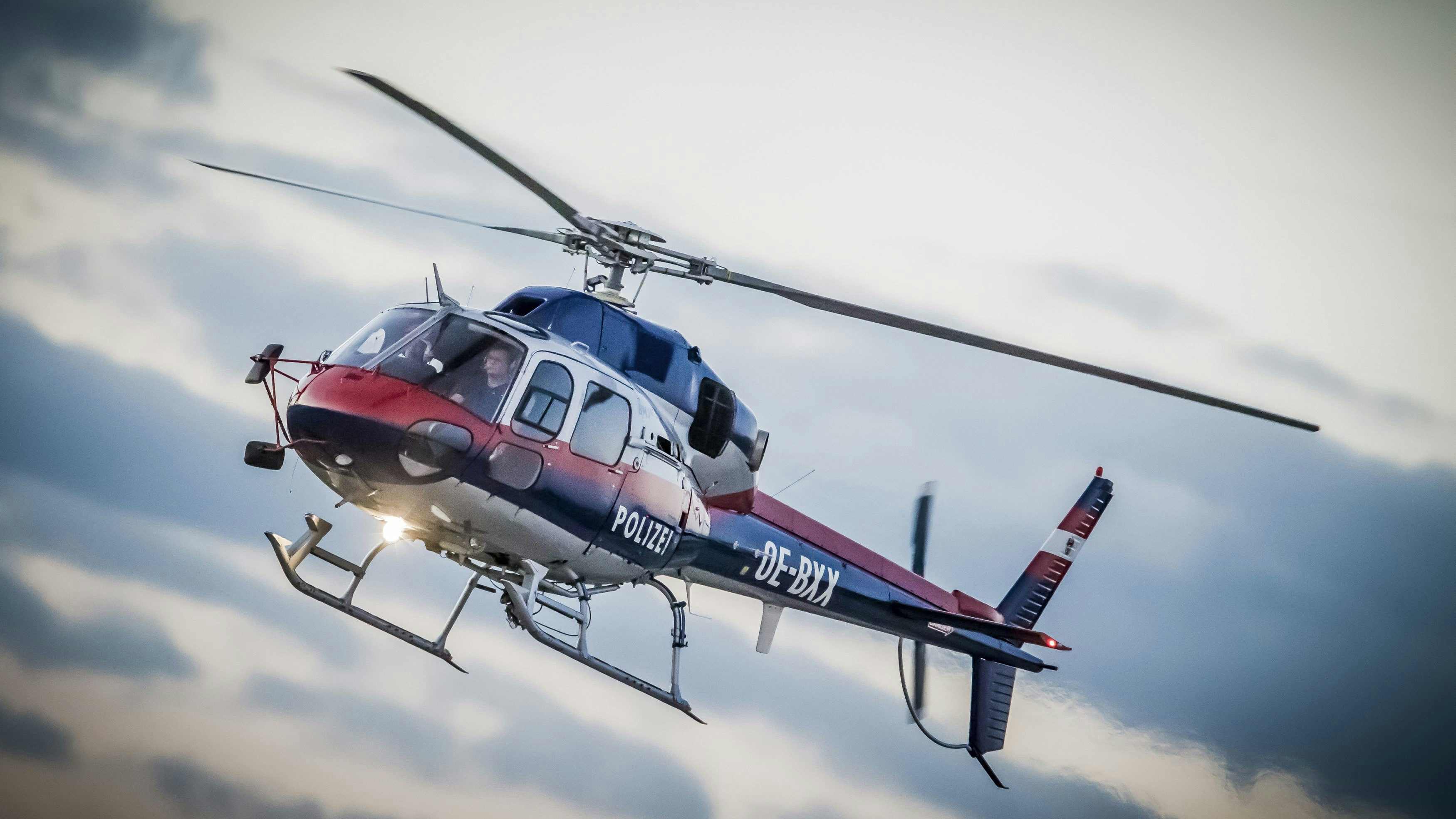 Polizeihubschrauber des Innenministeriums am 21. Oktober 2013 am Flughafen Graz Thalerhof
