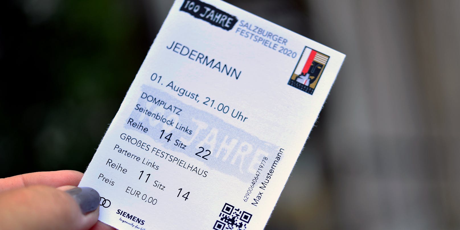 Eine personalisierte Eintrittskarte für die legendäre "Jedermann" Aufführung.