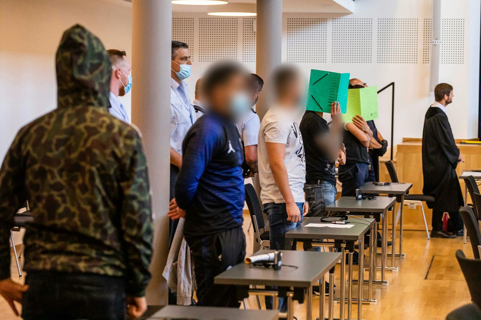 Die Angeklagten der Gruppenvergewaltigung im Freiburger Landgericht (23. Juli 2020)