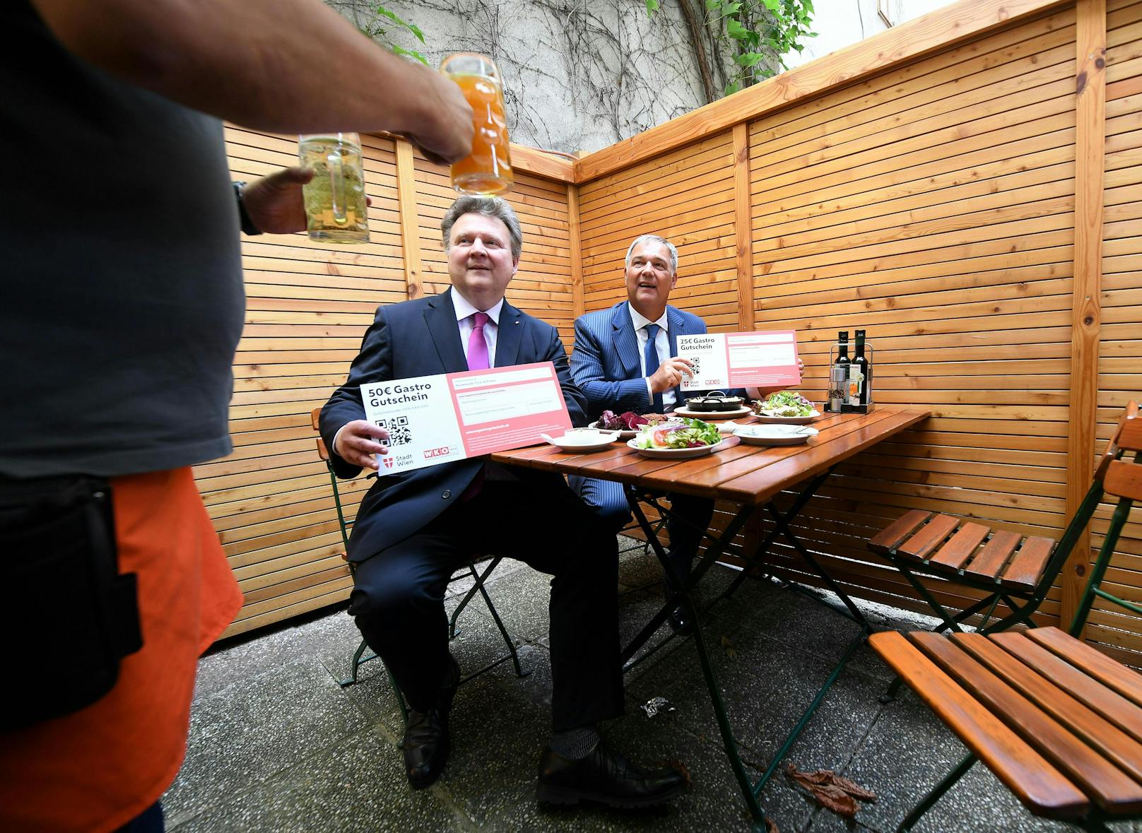 Bürgermeister Michael Ludwig (SPÖ) und Wirtschaftskammerpräsident Walter Ruck am Dienstag, 23. Juni 2020,&nbsp; präsentieren den&nbsp; "Start der Gastrogutscheine" in Wien.