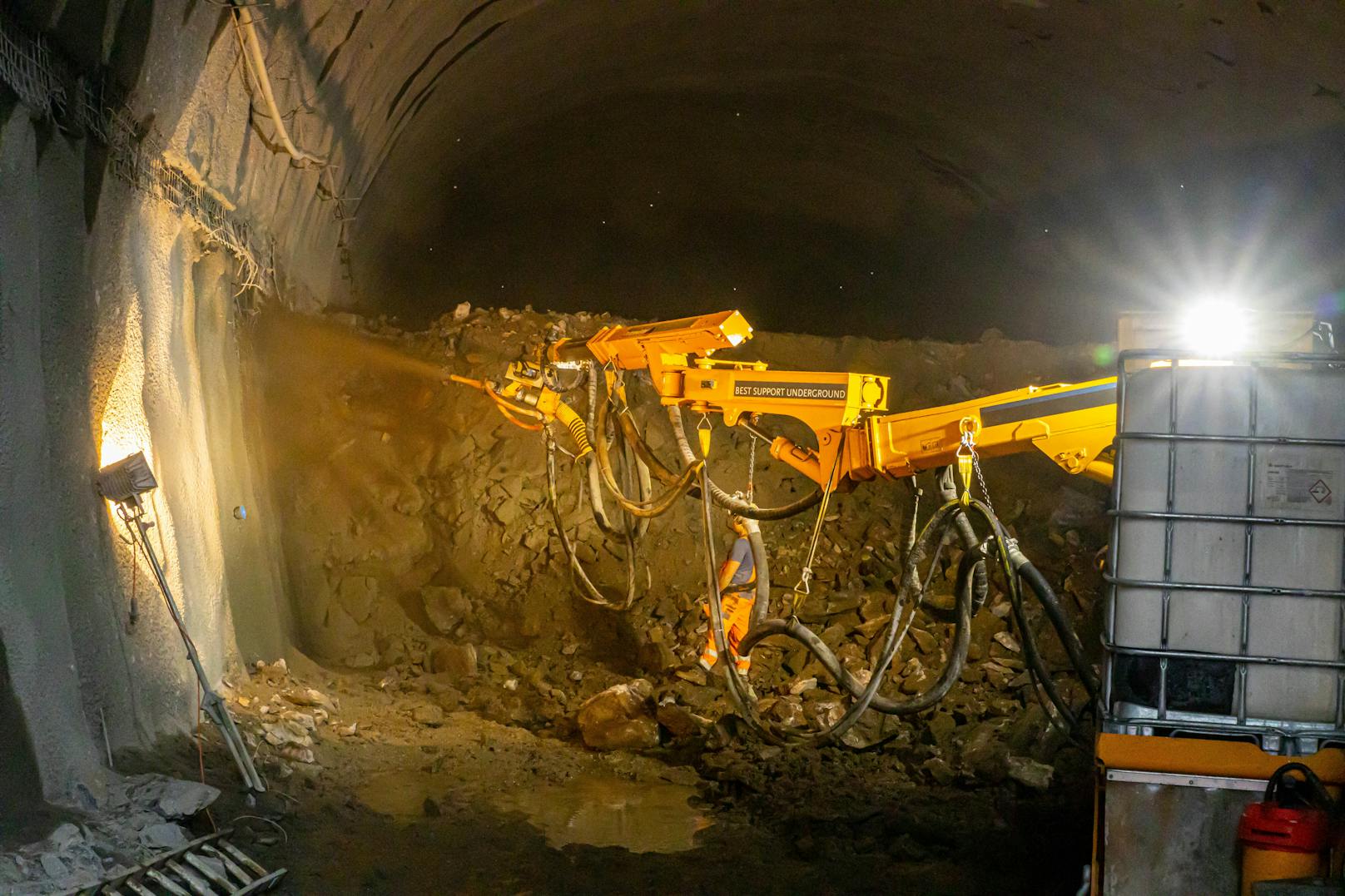 Der Westring nimmt Formen an, im ersten Tunnel ist schon ein Fortschritt zu sehen.
