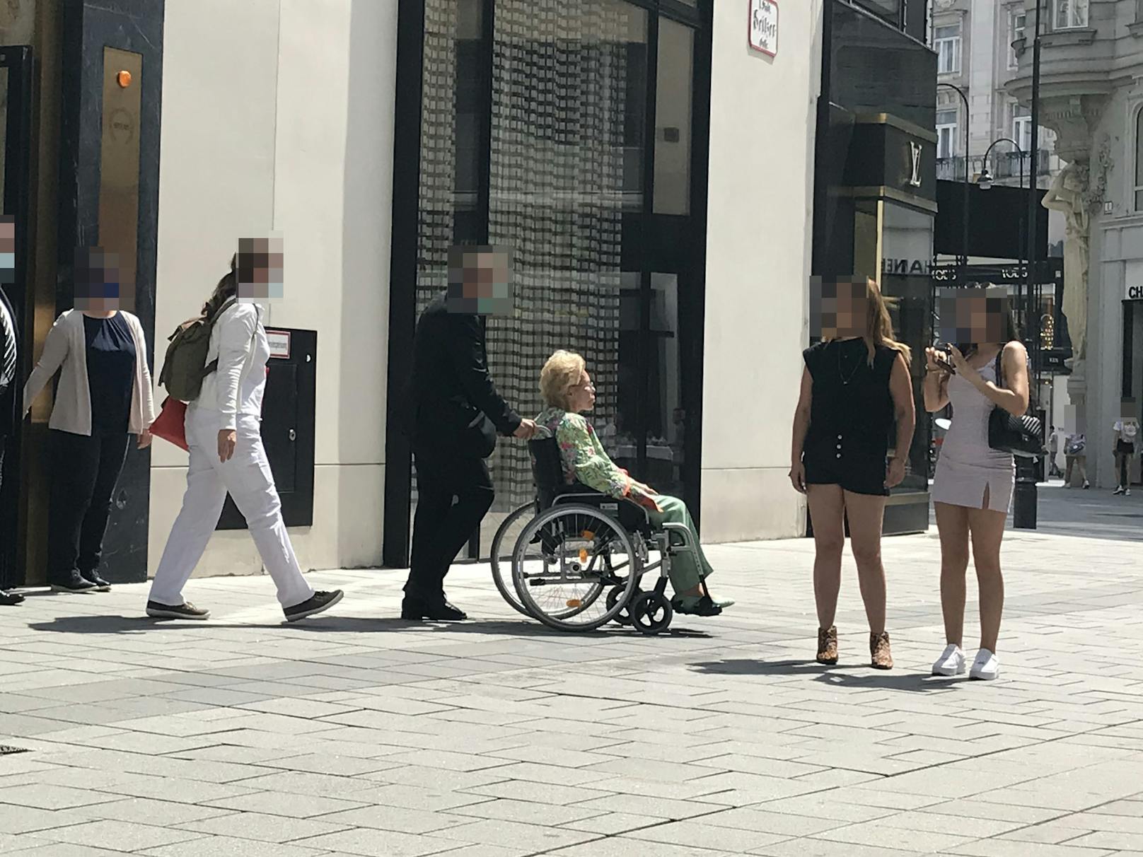 Hier wurde am Donnerstag, den 23. Juli 2020, die Milliardärin Heidi Horten zuerst im Rollstuhl in ein Haus geschoben, in dem ein Beauty-Doc seine Klinik hat, und später wieder hinaus.