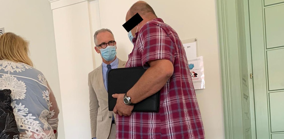 Angeklagter vor Gericht mit Anwalt.