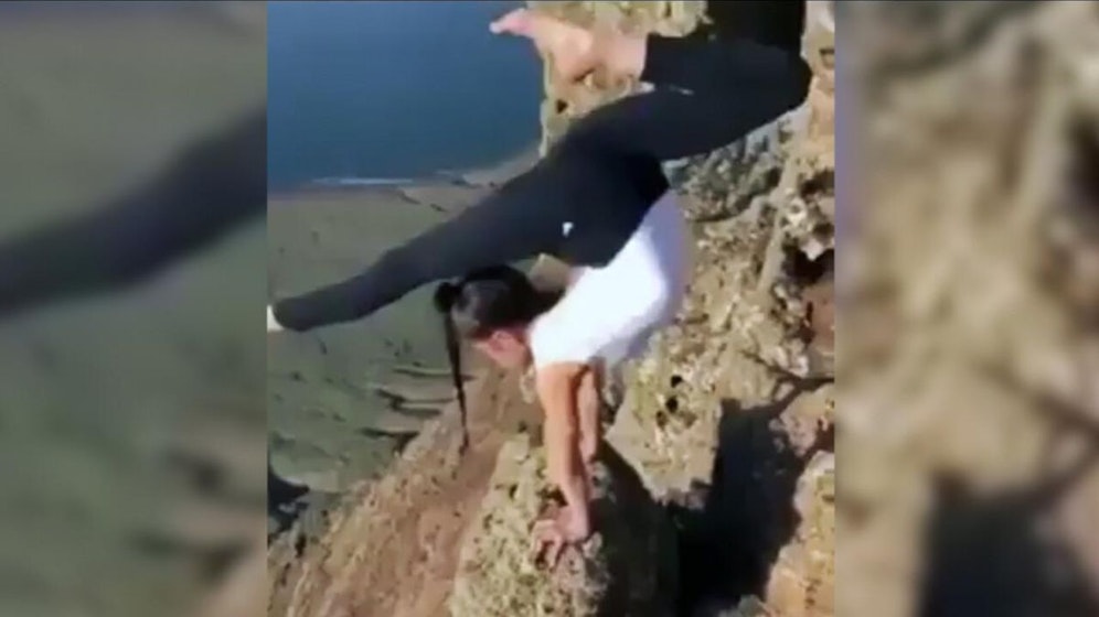 Diese Turnübung ist nicht zum Nachahmen zu empfehlen!