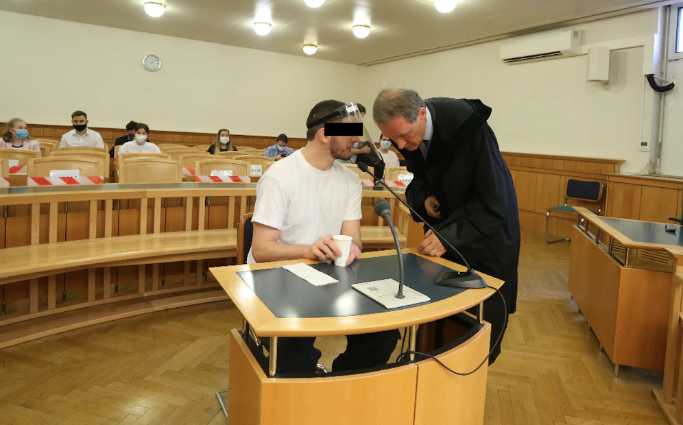 Angeklagter vor Gericht mit Anwalt W. Blaschitz