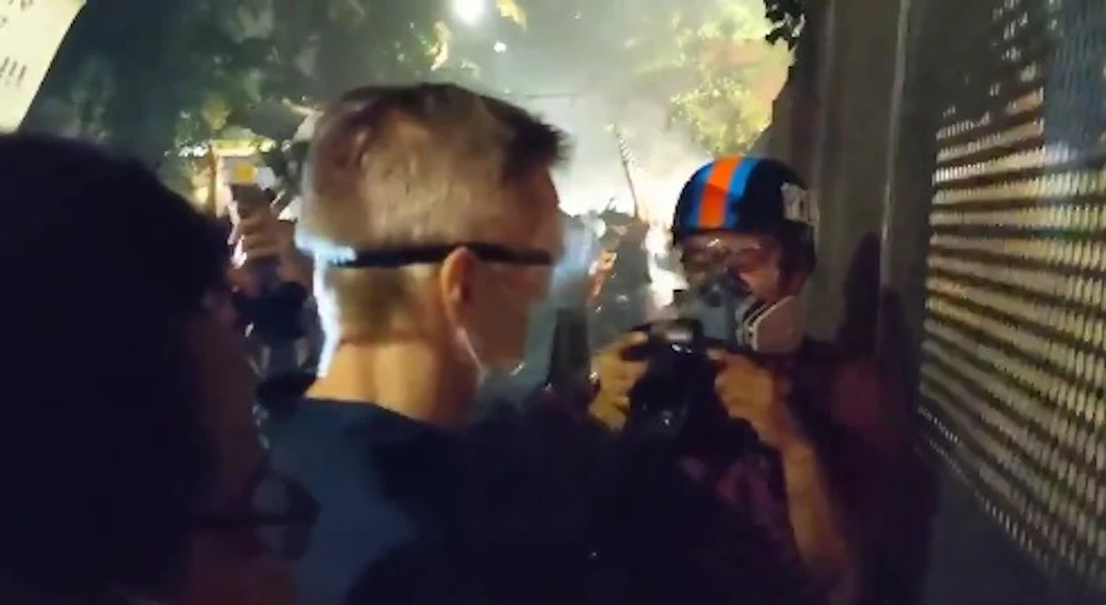 Auch Bürgermeister Ted Wheeler bekam etwas vom Tränengas ab.
