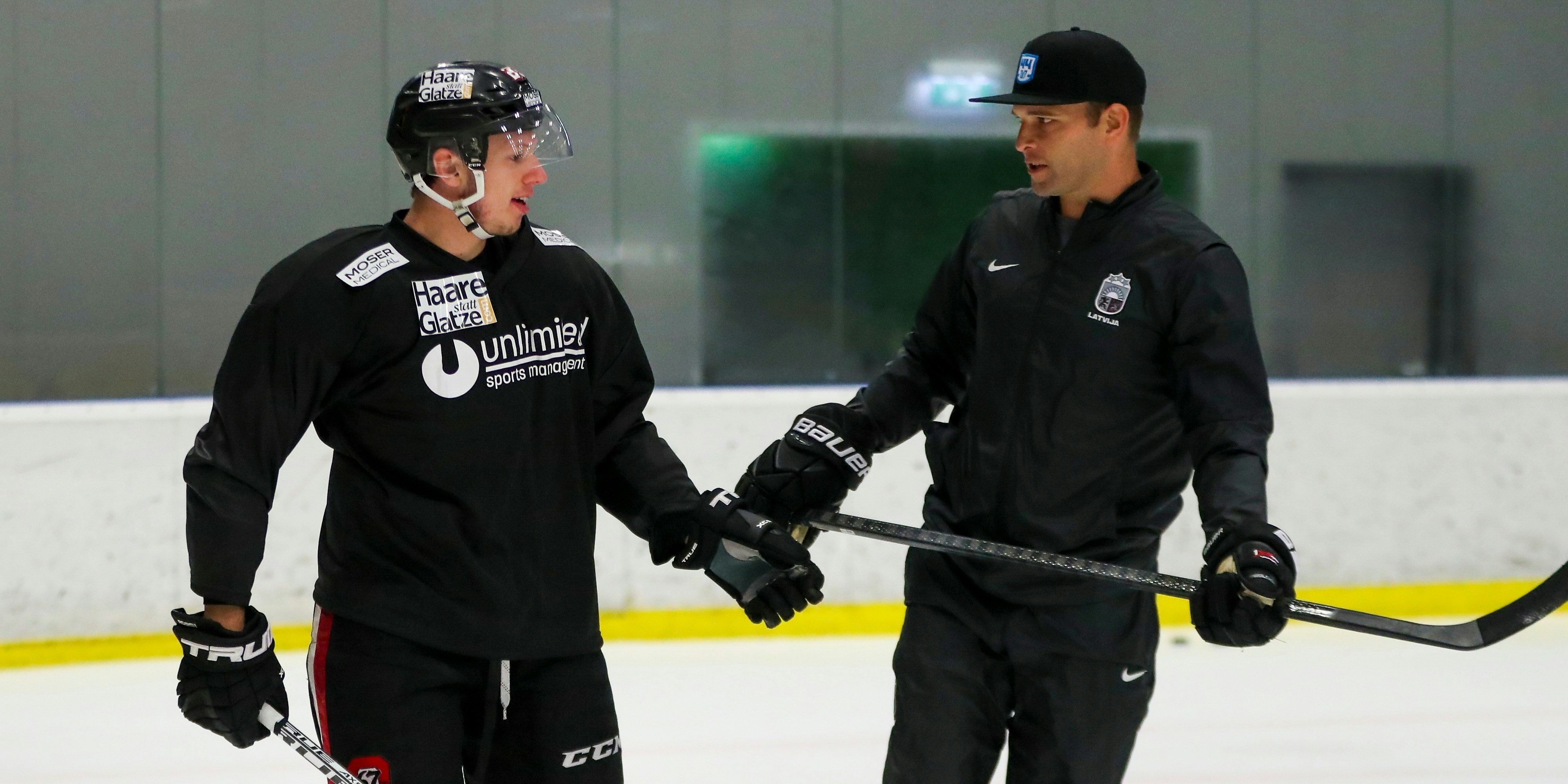 Marco Rossi und Coach Rob Schremp. Der US-Amerikaner spielte 114 NHL-Matches und lief für den EC Red Bull Salzburg auf. Auch er galt in jungen Jahren wegen seiner begnadeten Technik und seines Trickreichtums als Supertalent.