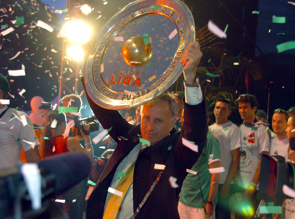 Rapid-Trainer Hickersberger mit dem Meisterteller 2005