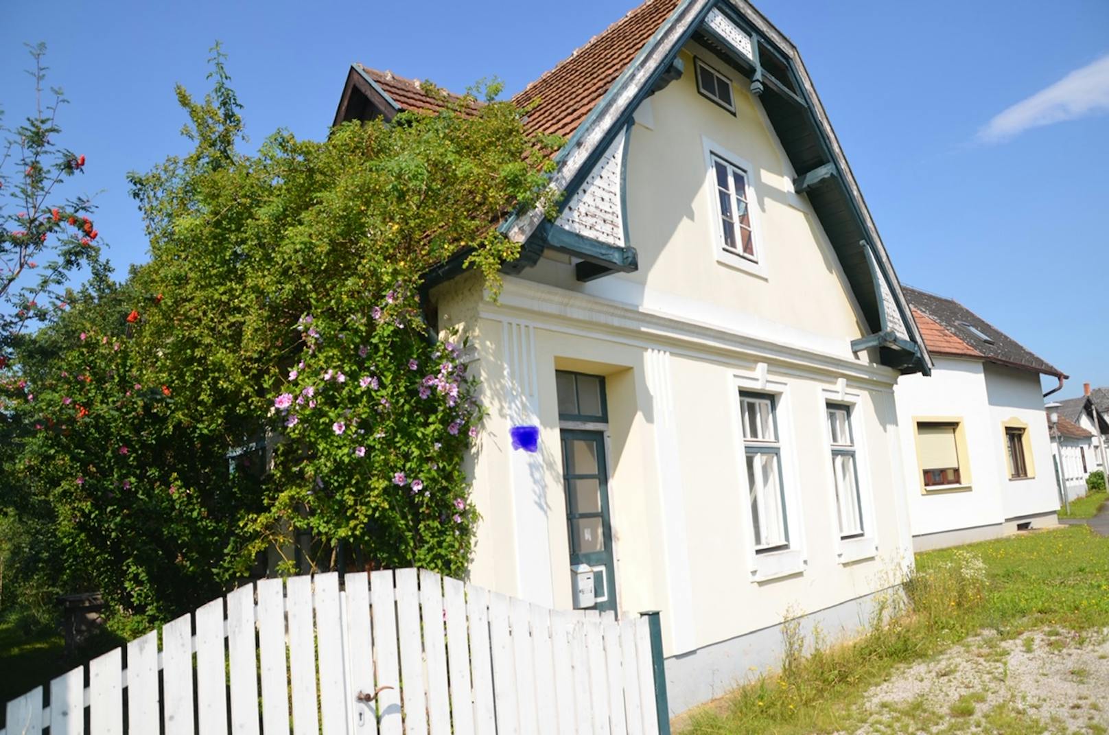 Eine weitere Immobilie der Familie in Strebersdorf wurde von den Ermittlern amtlich versiegelt