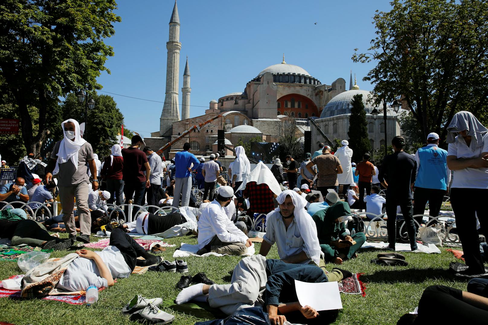 Hunderte von Gläubigen sind in Istanbul angereist, um die Wiedereröffnung der Hagia Sophia als Moschee zu feiern.