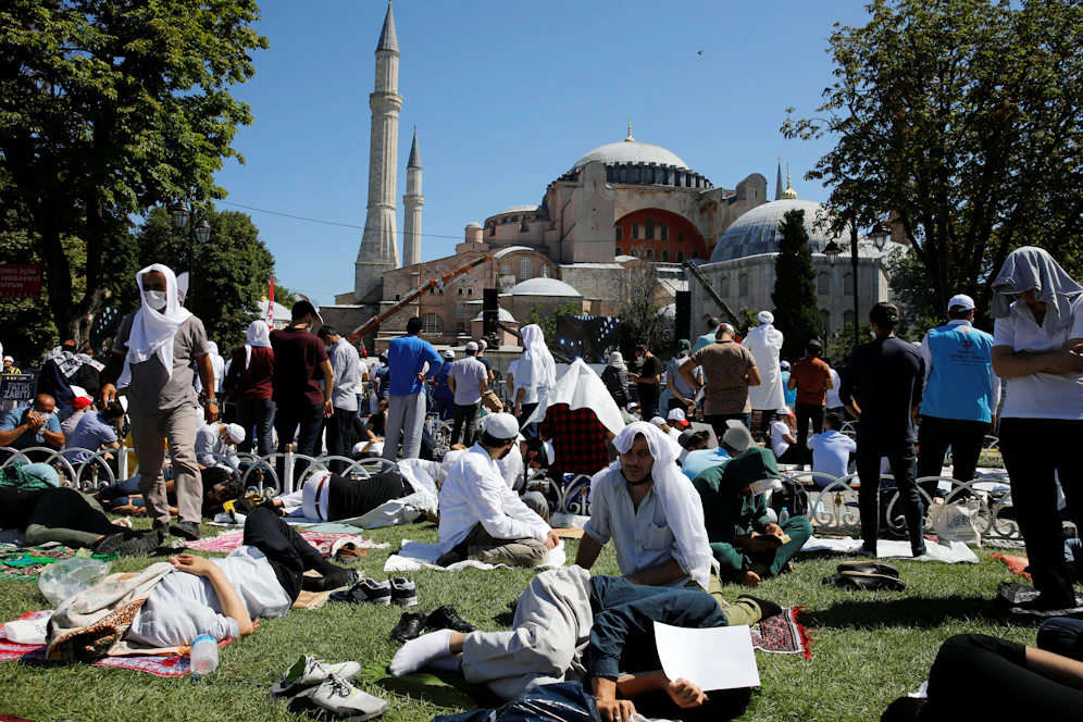 Hunderte von Gläubigen sind in Istanbul angereist, um die Wiedereröffnung der Hagia Sophia als Moschee zu feiern.