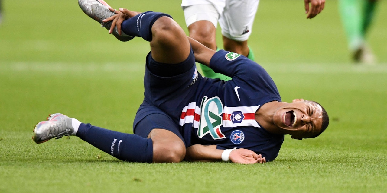 Мбаппе сломал ногу. Макрон и мбаппе. Мбаппе сломал ногу. Мбаппе 2020. Мбаппе 2021.