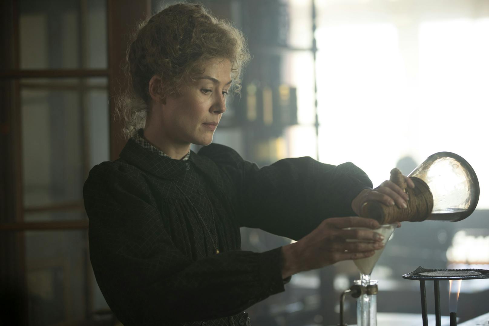 In "Marie Curie - Elemente des Lebens" spielt Hollywood-Star <strong>Rosamund Pike</strong> die Rolle einer der berühmtesten und faszinierendsten Wissenschafterinnen.