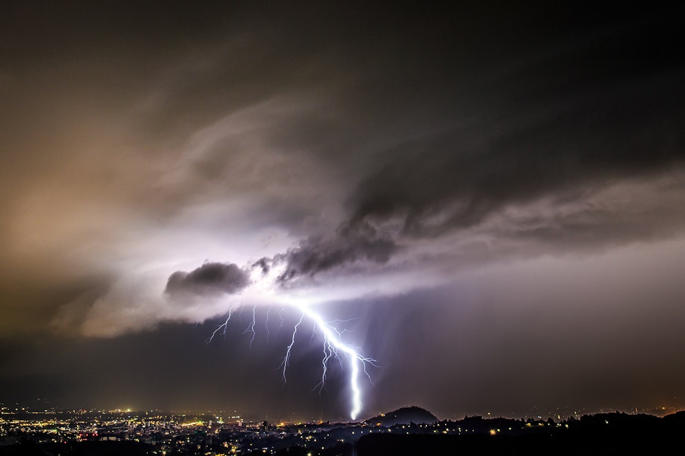 Ein kräftiges Gewitter entlädt sich in der Steiermark.
