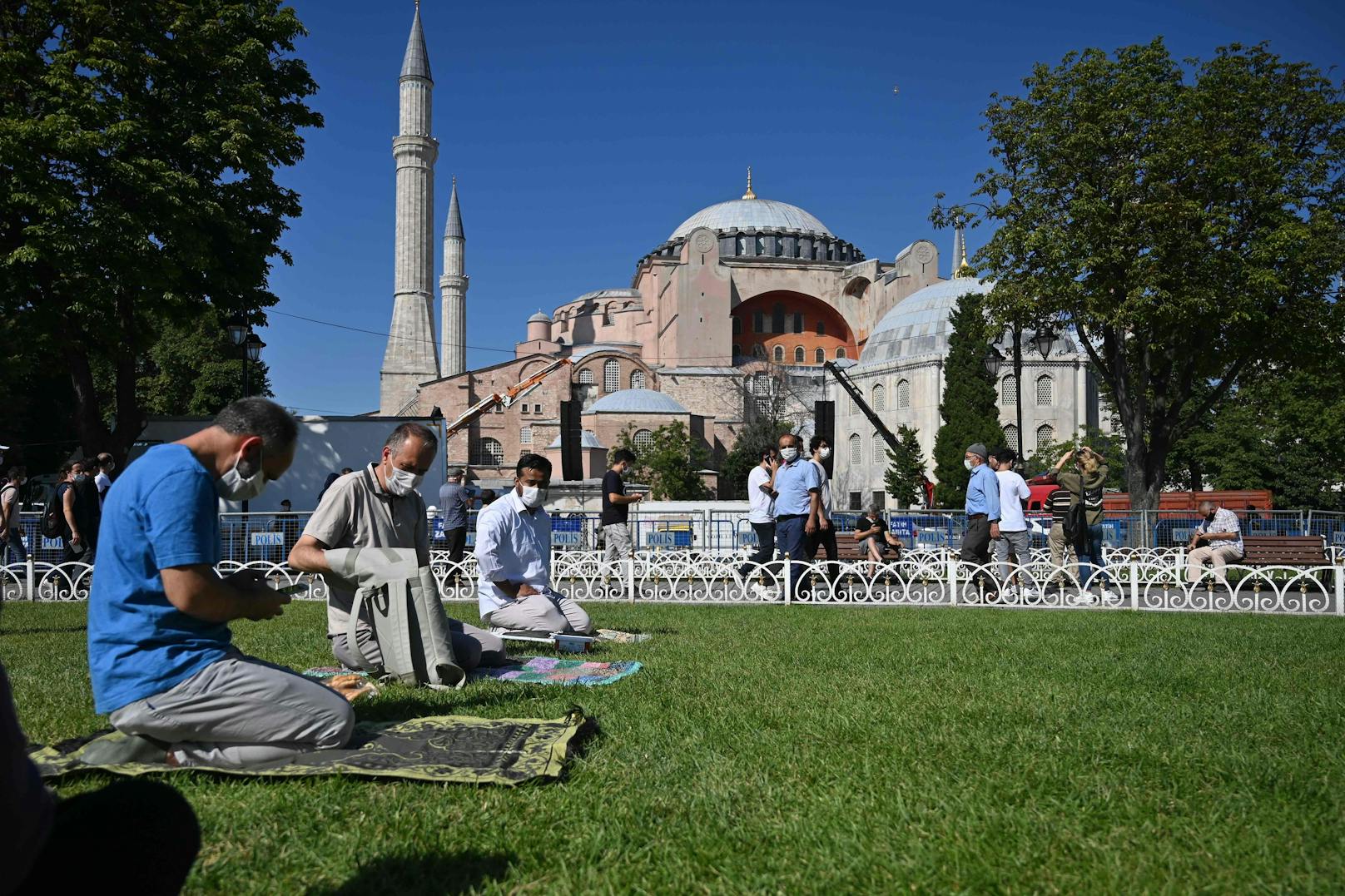 Gläubige beten vor der Hagia Sophia. (23. Juli 2020)